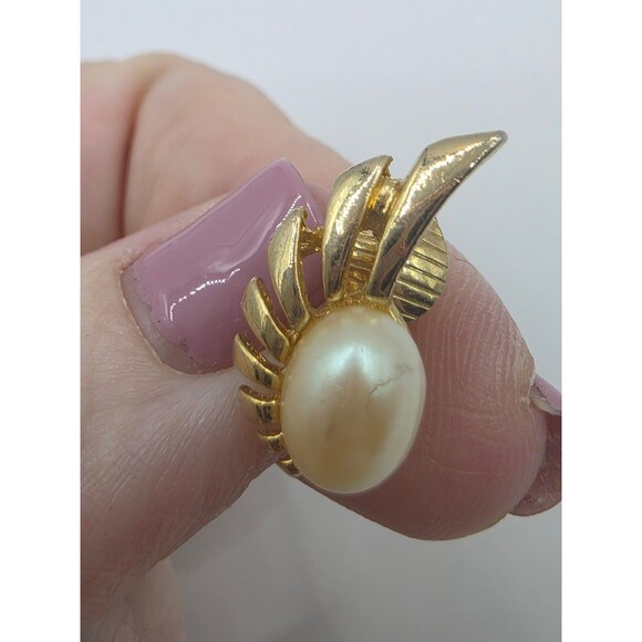 Unbranded Jewelry - Vintage Goldtone Faux Pearl Cocktail Clip-On Earrings 3/4"